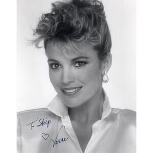 VANNA WHITE 8x10 PHOTO GAME SHOW HOST WHEEL OF FORTUNE AUTOGRAPHED HAND SIGNED